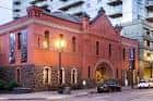 Fachada exterior del edificio durante la noche con iluminación cálida