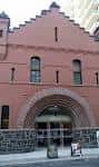 Entrada principal del edificio con arco de ladrillo y detalles arquitectónicos