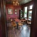 Interior acogedor del Workers Tap & Cafe con mesas de madera y ventanas luminosas