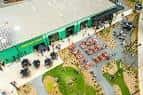 Vista aérea del complejo mostrando la distribución del jardín, zonas de eventos y acceso principal