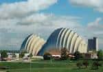 Panorámica del complejo arquitectónico del Kauffman Center rodeado de áreas verdes y edificios urbanos