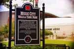 Señal del Music City Walk of Fame Park con detalles históricos y fondo urbano