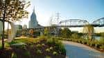 Vista panorámica del Riverfront Park con el skyline de Nashville al fondo