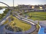 Diseño paisajístico del parque con senderos curvos y áreas verdes