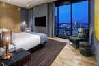 Habitación de lujo con vista panorámica a la ciudad al atardecer