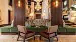 Sala de estar elegante con decoración moderna y sofás verdes