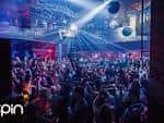 Escenario principal de Spin Nightclub con efectos de luz y público