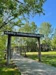 Entrada principal del Shelby Bottoms Nature Center con letrero de madera y sendero