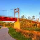 Puente rojo sobre el río en el parque natural de Shelby Bottoms