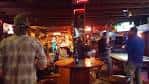 Interior del Smokey Joe's Cafe con ambiente acogedor y clientes disfrutando