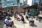 Vista del escenario al aire libre en PNC Plaza con público sentado
