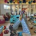Área de juego con tienda de campaña y decoración festiva