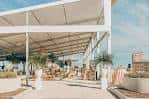 Terraza exterior del Outpost con estructura moderna y zona de asientos al aire libre