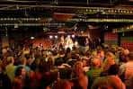 Público disfrutando de un concierto en vivo en el Larimer Lounge
