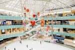 Vista interior del centro comercial Galleria Dallas con patinaje sobre hielo y decoración festiva
