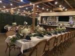 Sala de eventos privada con mesa larga decorada para cena formal