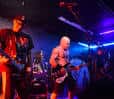 Concierto en vivo en The End con banda tocando bajo luces de escenario