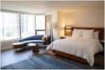 Habitación ejecutiva con cama king-size y vista panorámica a la ciudad