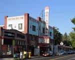 Vista exterior del Oriental Theater en Denver con su letrero vertical iluminado