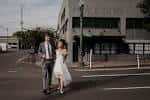 Pareja frente a la fachada exterior del edificio Holocene