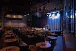 Interior del club Zanies Nashville con mesas y escenario iluminado