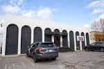 Vista exterior del local The Basement East con su distintiva fachada blanca y arcos negros