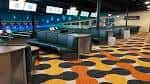 Interior del Eastside Bowl con pistas de bolos y asientos tipo sofá