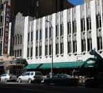Fachada exterior del Paramount Theatre en Denver durante el día