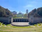 Teatro romano en el parque rodeado de jardines y columnas clásicas