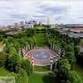 Vista aérea del parque mostrando el anfiteatro circular y la ciudad de Nashville al fondo