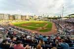 Vista panorámica del First Horizon Park con el campo de béisbol y la ciudad de Nashville al fondo