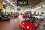 Interior del museo mostrando una colección de automóviles clásicos y deportivos
