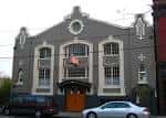 Fachada exterior del Wonder Ballroom con arquitectura clásica y bandera estadounidense