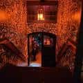 Entrada interior con escaleras y paredes decoradas en estilo vintage