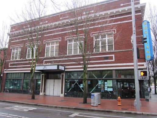 Vista exterior del Roseland Theater en Portland con su fachada de ladrillo rojo y letrero azul