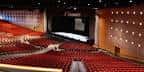 Interior del teatro desde la perspectiva de las gradas hacia el escenario
