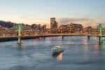 El Portland Spirit navegando frente al puente y la ciudad de Portland