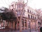 Vista exterior de la Plaça de Lluís Companys con edificios históricos y árboles en invierno