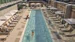 Piscina exterior del Conrad Nashville con tumbonas y sombrillas