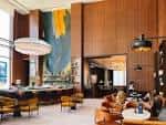 Interior elegante del lobby del hotel con decoración moderna y arte mural