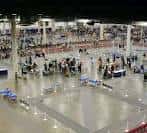 Interior del centro de convenciones Reliant con salas de exhibición y asistentes
