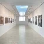 Galería principal del CAC con obras expuestas y luz natural