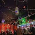Interior festivo del The Haymaker con luces de cadena y ambiente animado