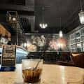 Bar interior del The Haymaker con decoración rústica y bebidas servidas