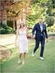 Pareja caminando por un sendero en Fred Fletcher Park durante una sesión de compromiso