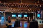 Interior de Victory Hall con escenario y pantallas, listo para eventos