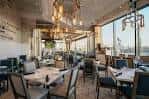 Interior elegante del restaurante con mesas dispuestas para eventos y vistas panorámicas