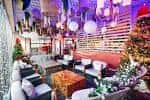 Espacio decorado para temporada navideña con luces y árboles festivos