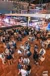 Interior del food hall con ambiente animado, mesas ocupadas y diseño industrial