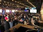 Interior del Live Oak Nashville lleno de gente durante un evento